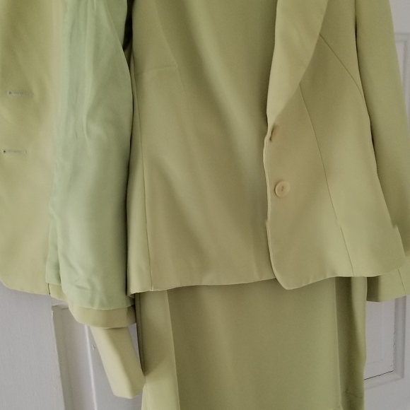 Three piece chartreuse suit - Picture 6 of 8